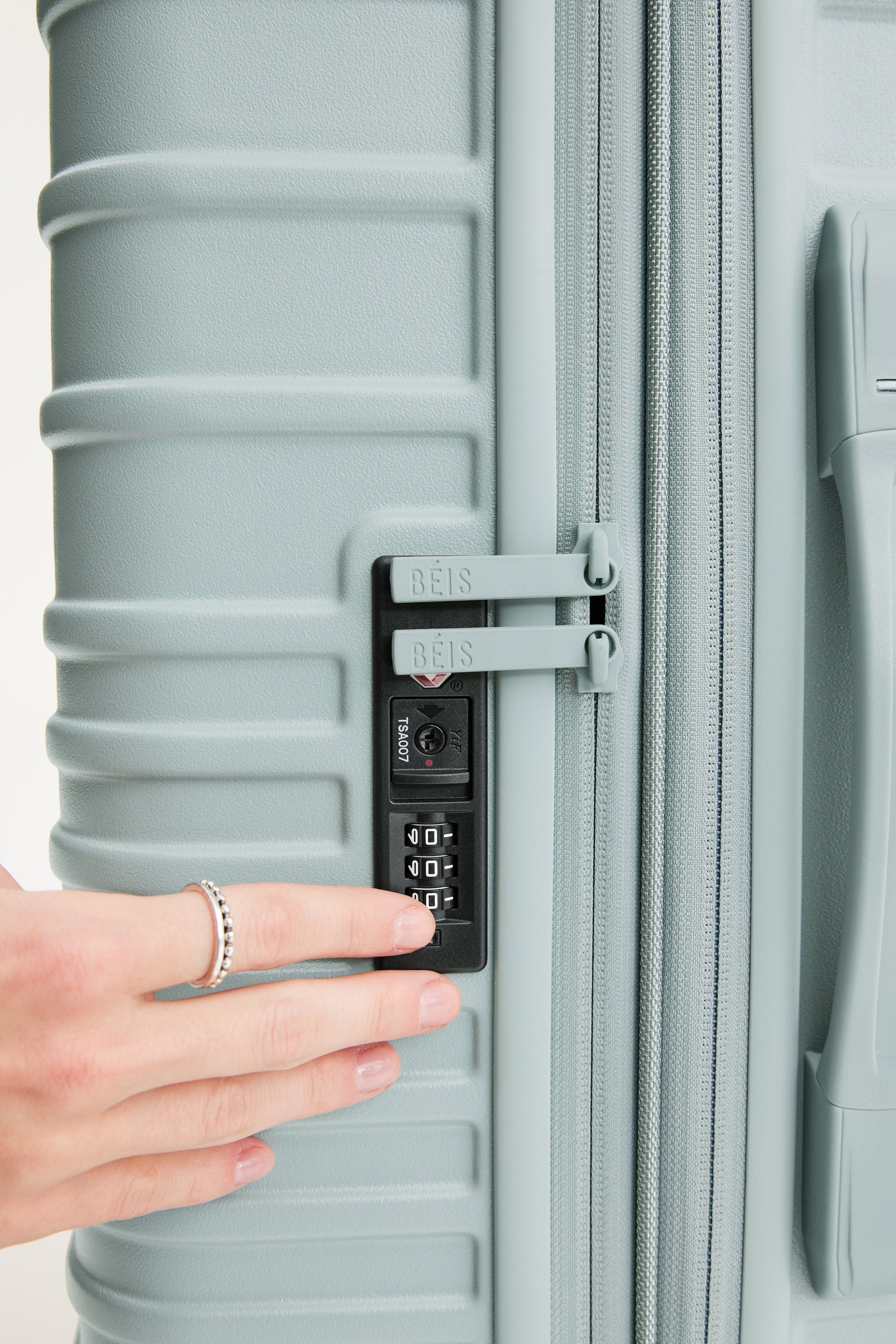 Resale The Medium Check-In Roller in Slate